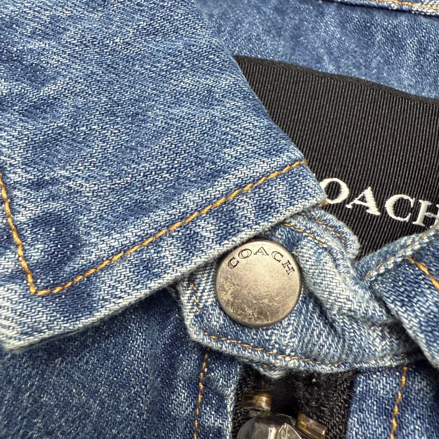 Available for new shipment in early spring! COH men's American Retro workwear Detroit washed distressed denim lapel cotton splicing zipper jacket, very Retro Blue denim, denim will never go out of style. The upper body of various experts shows how handsome he is. This style is very casual yet a bit gentlemanly. It is not so ostentatious, but the upper body makes the whole person look tall and elegant. That is, you only need to wear this coat. You don’t have to think about the overall matching, it’s casual and fashionable to wear casually. This can be worn by both men and women, and the fit is very correct. Shipped by a trading company and produced on a large assembly line, the quality is absolutely superb. The overall wiring is smooth and neat, and the inner lining is made of pure cotton, which is breathable and comfortable and has excellent skin fit. It's definitely the quality that goes in and out of the mall. The whole set of hardware is made by Koujia with logo letters. The texture of ancient silver matches the whole dress very well. The Genuine Leather leather label on the front chest is beautifully embellished. Really high quality. The shopkeeper’s own money. 🤗🤗🤗 Color: Washed Retro denim blue Size: M-XXL (equivalent to M-XXL) Fabric: Denim (Composition: Cotton) M size: Length 68CM Bust 118CM Shoulder width 53CM Sleeve length 62CM (Reference height 165-170CM Weight 110-130 catties) L size: Length: 70CM Bust 122CM Shoulder width 54CM, sleeve length 63CM (reference height 170-175CM, weight 130-150 catties) XL code: length: 72cm, bust: 126cm shoulder width: 55cm, sleeve length: 64cm (reference height 175-180CM, weight 145-165 catties) XXL code: length: 74cm, bust: 130cm, shoulder width: 56cm Sleeve length: 65cm (reference height 180-185CM, weight 165-185 catties)